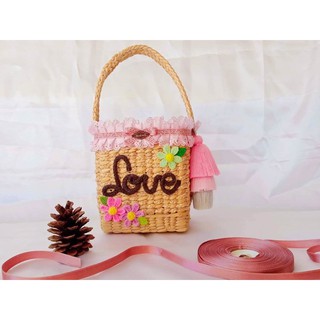 กระเป๋าสานทรงถือจากผักตบชวาติดคำว่าLOVEหรือสามารถบอกชื่อในแชท💌ราคารวมพู่แล้วนะคะ