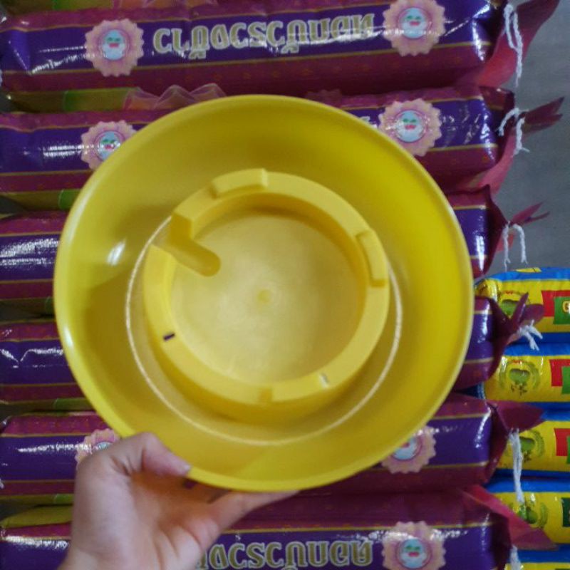 ฝาหรือถาดด้านล่างของที่ให้น้ำไก่ขนาดใหญ่8ลิตร ชิ้นละ34บาท 5ชิ้นขึ้นไป ชิ้นละ30บาท