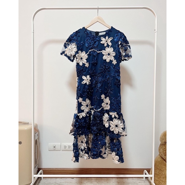 เดรสออกงานแต่งดอกไม้ เป็นชั้น ป้าย Hiso Dress