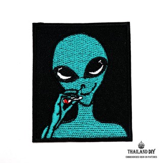 ตัวรีดเอเลี่ยน การ์ตูน มนุษย์ต่างดาว สูบบุหรี่ Alien UFO Space Patch งานปัก DIY wop ตัวรีด ติดเสื้อ อาร์ม บุหรี่ เด็กแนว