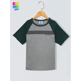 KiddeeCrew เสื้อแขนสั้นตัวเทาลายแขนเขียว Gray short sleeve shirt with green sleeves เหมาะสำหรับอายุ 1-14 ปี