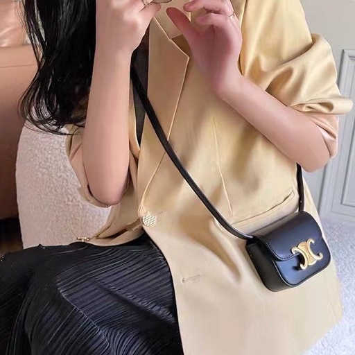 กระเป๋าสะพายข้าง มินิใบจิ๋ว งานหนัง ดีไซต์เก๋ เหมาะสำหรับสะพายไปคาเฟ่ สายปรับได้ มีโค้ดส่วนลด 10% พร้อมจัดส่งเลย