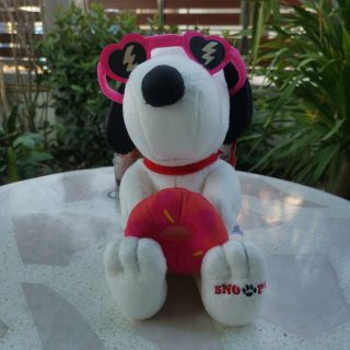 (ของแท้) ตุ๊กตา สนูปปี้ Snoopy ท่านั่ง ใส่แว่น ถือหัวใจ ขนาด10นิ้ว