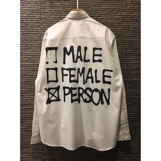 VETEMENTS MALE FEMALE PERSON WHITE COTTON LONG SLEEVE SHIRT เสื้อเชิ้ตสีขาวแขนยาว เวตมองต์ส ด้านหลังสกรีนตัวหนังสือ