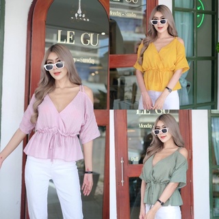 เสื้อคอวีสายเดี่ยวเปิดไหล่ เอวสม็อคแต่งระบายผูกโบว์ ผ้าไม่ต้องรีด เสื้อคอวีแขนสั้นเปิดไหล่ผูกเอว