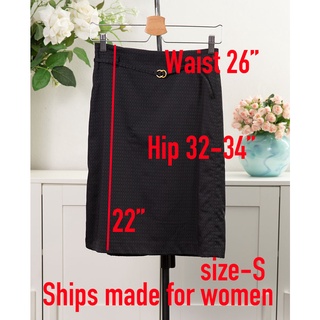 กระโปรง  Ships ทรงเอ ซิปหลัง มีเข็มขัดรัดเอวน่ารัก สีดำผ้ามีลายในผ้า ใหม่มาก SIZE S  สภาพดี สไลด์รูปดูขนาดสินค้าได้