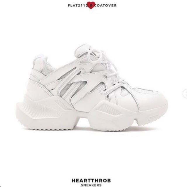 รองเท้ารุ่น heartthrob จากแบรนด์ Flat2112 x coatover