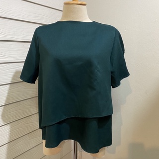 La Habillee เสื้อ style zara สีเขียวเหนี่ยวทรัพย์ ใส่แล้วขับผิว ชายเสื้อเป็นผ้าพริ้ว แขนออกแบบเป็นผ้าทบ (S-M) : A027