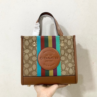 กระเป๋าสะพายข้าง Coach dempsey tote bag พร้อมส่งค่ะ สวยมากก  เพิ่มลูกเล่น โดดเด่น งานสุด นะจ๊ะ ขนาด (8.5x 7.5 นิ้วค่ะ)