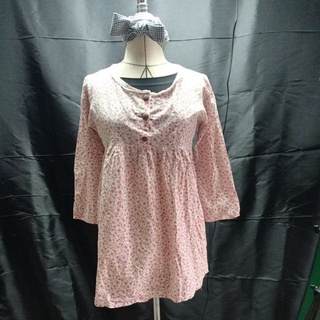 เสื้อคอกลมกว้าง ลายดอกเล็กสีแดง พื้นขาว ชุดอยู่บ้านสบายๆ --สินคัามือสองราคาตามสภาพค่ะ