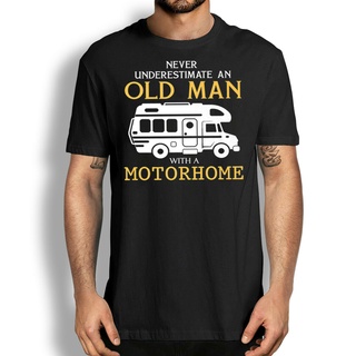 เสื้อยืดครอปเสื้อยืด ลาย Never Underestimate An Old Man สําหรับตั้งแคมป์ รถยนต์S-5XL