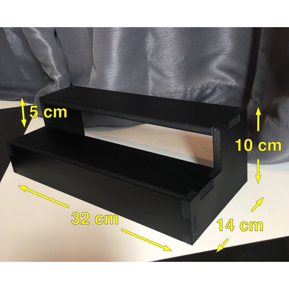 ชั้นวางขั้นบันได 2 ชันหน้าโปร่ง สีดำ สำหรับตั้งโชว์ โมเดล ของเล่น กระบองเพชร ตั้งภายในภายนอกได้