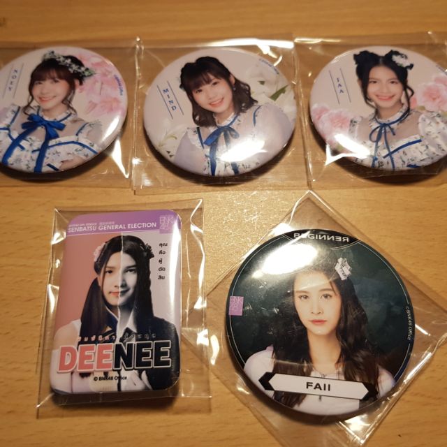 Bnk48 เข็มกลัดหลายชุด