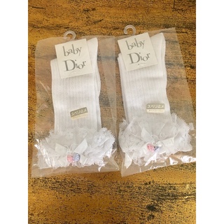 Christian Dior ❣️ Baby Dior Socks ถุงเท้าเด็กหญิงดอกไม้ริบบิ้นม่วงชมพูเเต่งลูกไม้น่ารักมากค่ะ ของเเท้ใหม่ค่ะ