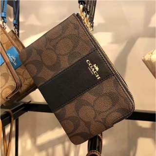 พร้อมส่ง แท้ 🇺🇸💯% New Coach คล้องมือ 1 ซิป S CORNER ZIP WRISTLET IN SIGNATURE COATED CANVAS WITH LEATHER STRIPE 58035