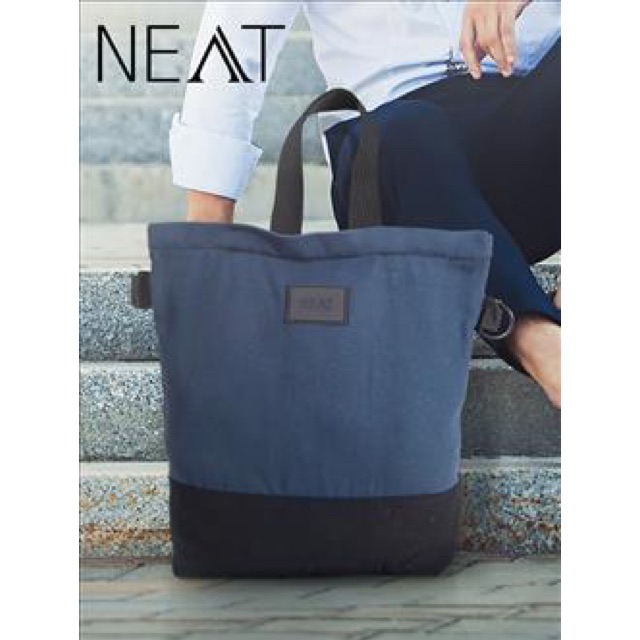 NEAT #กระเป๋าสะพายข้าง : สีน้ำเงิน