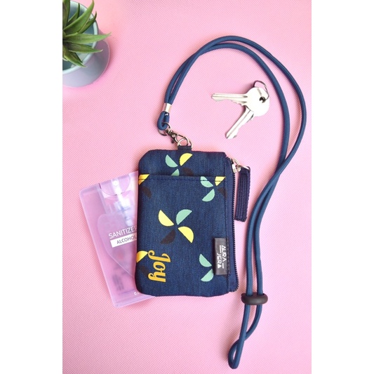 กระเป๋าใส่บัตรห้อยคอ ลาย Bloom สีกรมท่า – โปรปัง