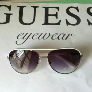 แว่นกันแดดกันยูวี Guess ของแท้100% พร้อมส่งคะ เลนส์ไล่สีเข้มไปอ่อนทำให้ใส่ง่ายสบายตากันแสงดีคะ