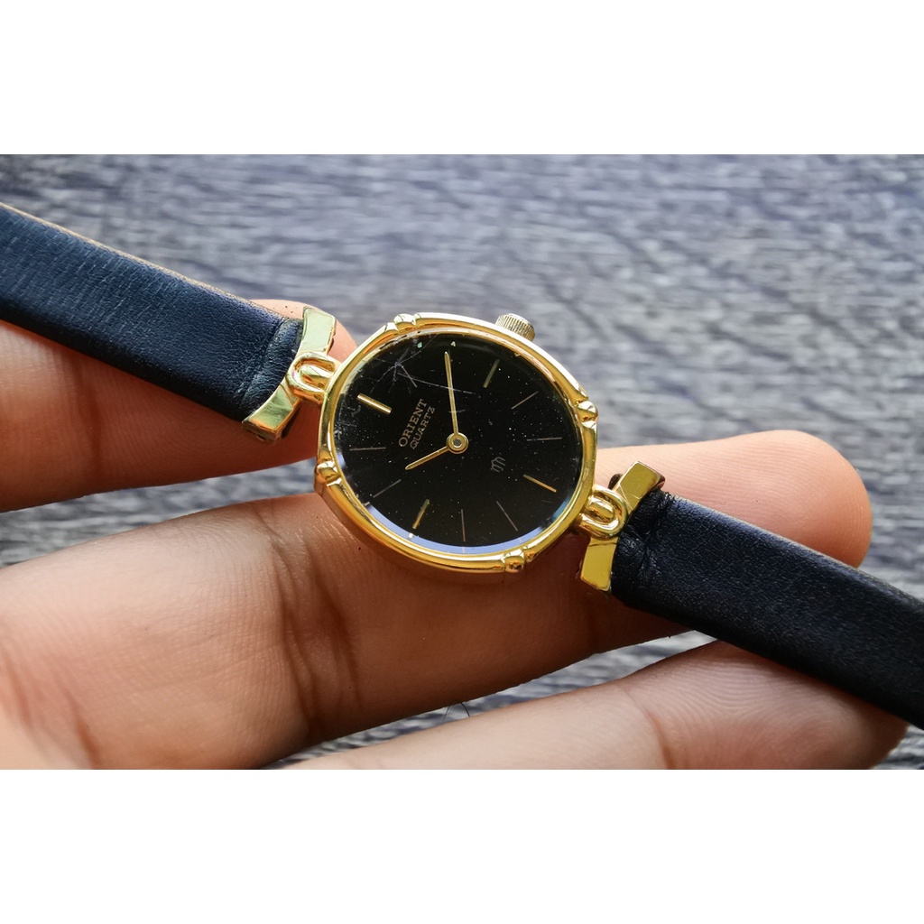 นาฬิกา Vintage มือสองญี่ปุ่น ORIENT ระบบ Quartz ผู้หญิง ใช้งานได้ปกติ สภาพดี ของแท้ 100% เปลี่ยนถ่านใหม่แล้ว สายหนังแท้