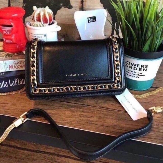 Charles & Keith รุ่นหน้าโซ่ กระเป๋าสะพาย CK