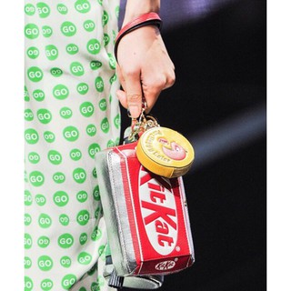 *นำเข้า* กระเป๋าสะพาย Kit Kat เก๋ๆ น่ารักสุดๆ ถอดสายได้ มีสายคล้องข้อมือ (มีจำนวนจำกัด)