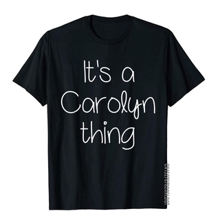 เสื้อยืดผ้าฝ้าย พิมพ์ลาย ITs A CAROLYN THING ตลก ชื่อวันเกิด สไตล์อังกฤษ สําหรับผู้ชาย