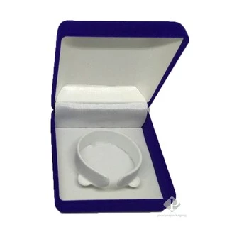กล่องกำมะหยี่ใส่กำไล สร้อยข้อมือ หรือ นาฬิกา ขนาด 9.2x9.2x4.5cm(code:42กำไล)