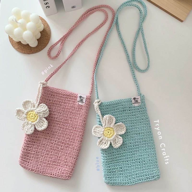 กระเป๋าถักเชือกฟอก ใส่โทรศัพท์ สะพายข้าง พร้อมที่ห้อยดอกเดซี่