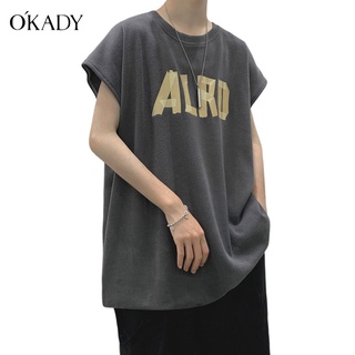 OKADY เสื้อผ้าผู้ชายฤดูร้อนใหม่เสื้อกั๊กคอกลมสีทึบพิมพ์ตัวอักษรเสื้อยืดแขนกุดนักเรียนแฟชั่นเสื้อกั๊กลำลองด้านนอก