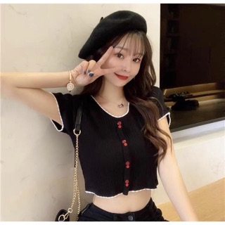 🍁เสื้อไหมพรมแขนสั้น แต่งกระดุม เนื้อผ้าทอลายร่องเล็ก น่ารัก