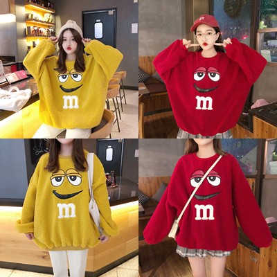 ส่งไว สต็อกไทย เสื้อกันหนาว ปักลาย m&m ผ้าสำลีหนานุ่ม ทรงโอเวอร์ไซส์ 2สี สีเหลือง สีแดง
