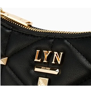 กระเป๋าสะพายข้างทรงพอช LY N ขนาด 8 นิ้ว 20x13x5 cm. มี 2 สาย กระเป๋าประดับหมุดหน้าโซ่ รุ่นนี้ขายดี พร้อมส่ง
