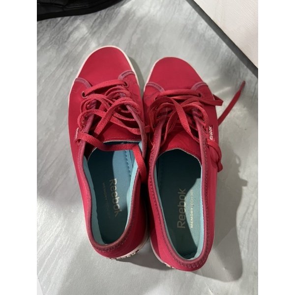 ส่งต่อรองเท้าผ้าใบ Reebok