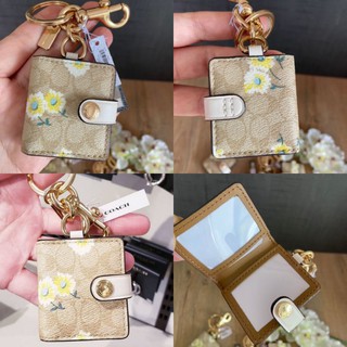 🎀 พวงกุญแจ ใส่รูป ลายซีดอกเดซี่ COACH C3130 PICTURE FRAME BAG CHARM IN SIGNATURE CANVAS WITH DAISY PRINT