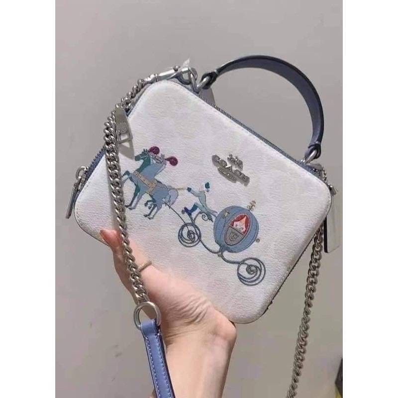 กระเป๋า Coach x Disney princessงานน่ารักมากๆเลยค่ะเหมาะสำหรับคนชอบสายเจ้าหญิงคิ้วท์ๆน้าาาา