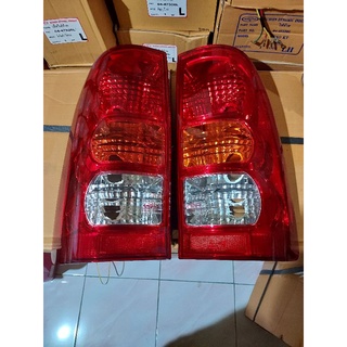 ไฟท้าย(เสื้อ)#04-496.TOYOTA.VIGO.รุ่นแรก.ยี่ห้อDaimond