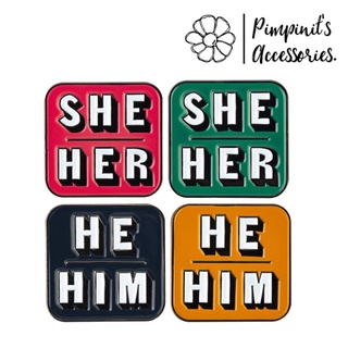 📬 พร้อมส่ง : เข็มกลัดเซ็ทข้อความ "SHE/HER" และ "HE/HIM" | "SHE/HER" and "HE/HIM" Enamel Brooch Pin Set.