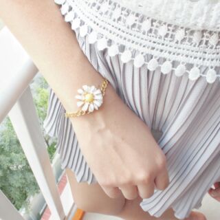 tiny daisy bracelet