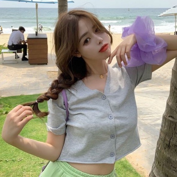 เสื้อครอปคอวิเเต่งกระดุม4เม็ดดีไชน่ารัก6124