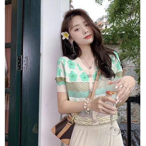 *Miki-Shop* พร้อมส่ง*เสื้อแขนสั้นไหมพรม คอวี สีพาสเทลน่ารัก ดีเทลลายดอกไม้ ดระดุมสวยหรูมากแม่ "C539"