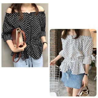 🍑พร้อมส่ง เสื้อปาดไหล่ลายจุด แต่งโบว์