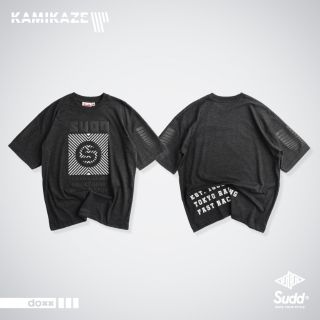 Sudd เสื้อยืดโอเวอร์ไซส์ รุ่น Kamikaze สีท็อปดำ