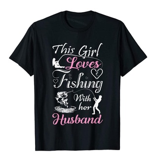 เสื้อยืดผ้าฝ้ายพิมพ์ลายขายดี เสื้อยืดผ้าฝ้าย พิมพ์ลาย This Loves Fishing With Her Husband สไตล์อังกฤษ ตลก