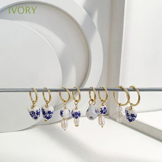 Ivory ต่างหูเซรามิค แบบห่วง ไม่สมมาตร สีฟ้า และสีขาว แฟชั่นเรโทร สําหรับผู้หญิง