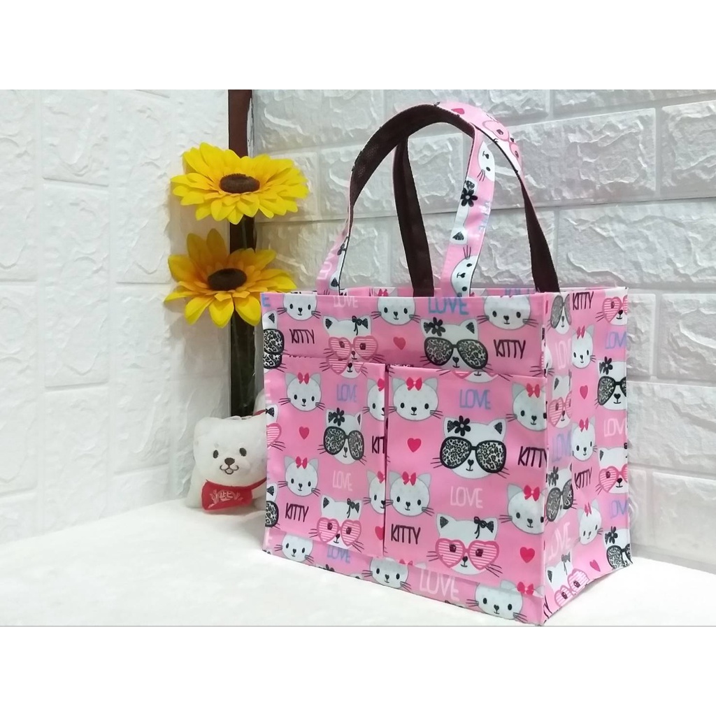 กระเป๋าผ้า เคลือบกันน้ำไซส์Mขนาดยาว11.5×6.5×สูง9.5นิ้วสินค้าพร้อมส่งลายมีให้เลือเยอะเปลี่ยนลายไปเรื่อยๆกดเข้ามาดูที่ร้าน