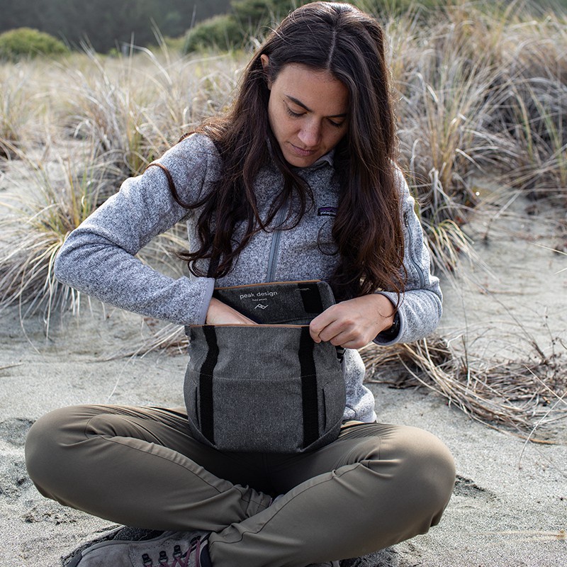 Peak Design Field Pouch V2 กระเป๋าจัดระเบียบปรับเป็นสะพายไหล่ สลิง และคาดเอวได้