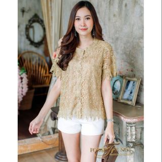เสื้อลูกไม้เนื้อเงา แขนสั้น แต่งกระดุมหน้า สวยหรู