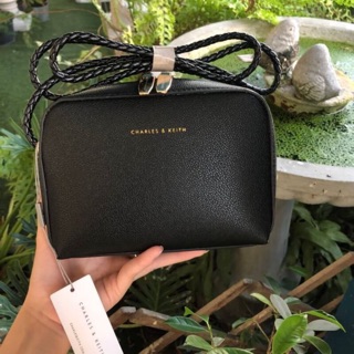 🔥ส่งฟรี!!งานแท้outlet Chatles &amp; Keith : classic small crossbody bag 👜