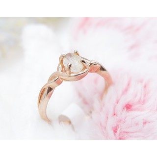 แหวนเสริมโชคพลอยไหมทอง Rutile Quartz 4*7 mm ตัวเรือนเงินแท้ 925 ชุบเคลือบ Pink gold ดีไซน์ไขว้น่ารัก