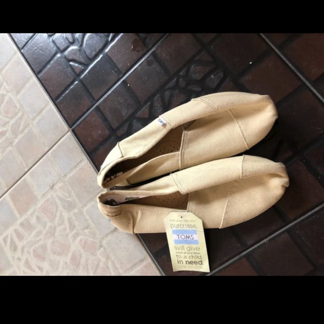รองเท้าTOMS